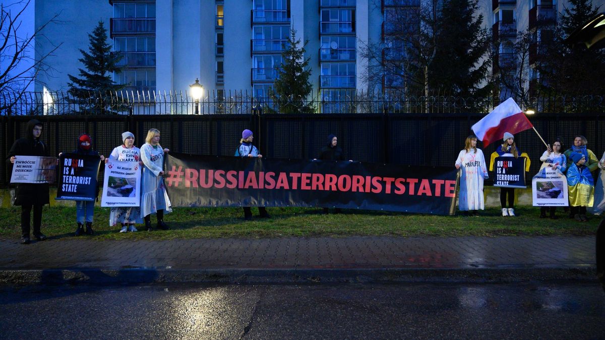 Hnůj a zakrvácená vlajka. Aktivisté ve Varšavě připomněli ruským diplomatům výročí války